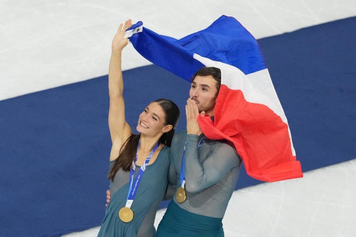 Dua atlet Prancis raih gelar juara dansa es di Olimpiade Musim Dingin