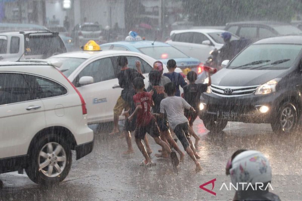 Dokter anjurkan langsung mandi air hangat setelah kehujanan