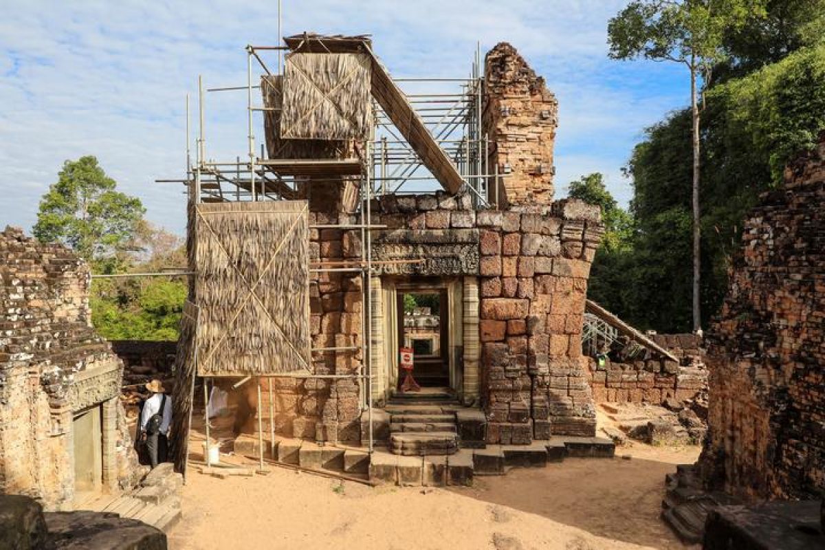 Intip pemugaran gerbang utara Kuil Mebon Timur di Siem Reap, Kamboja