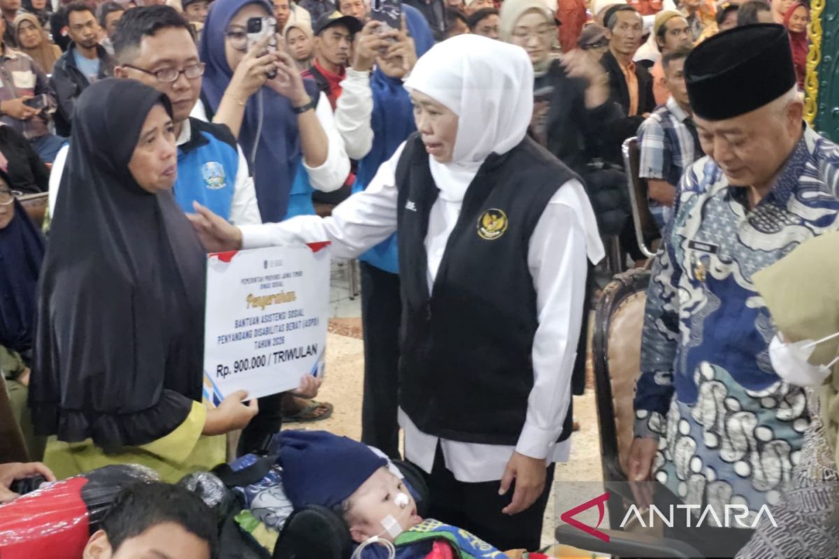 Khofifah salurkan bansos bagi ribuan penerima manfaat di Malang