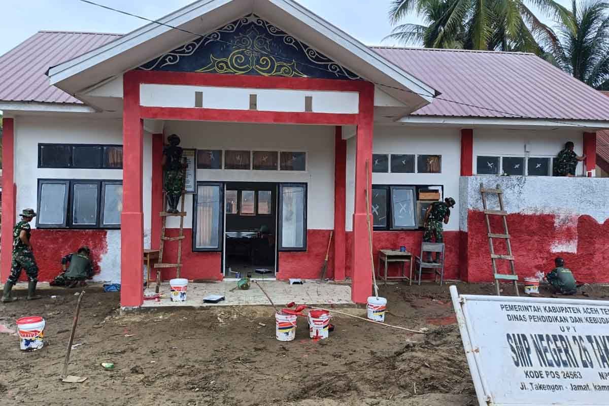 Prajurit TNI perbaiki sekolah terdampak bencana di Aceh Tengah