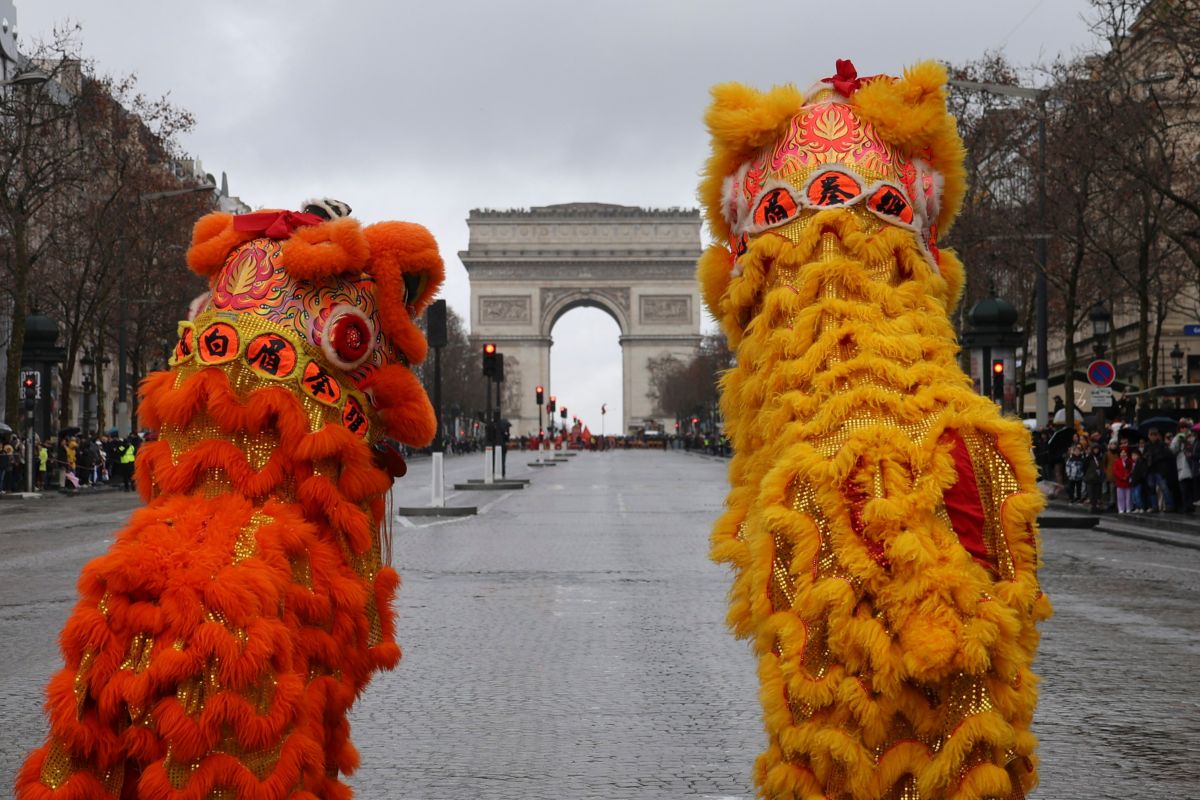 Uniknya tradisi kuno dan sentuhan futuristik di parade Imlek Paris