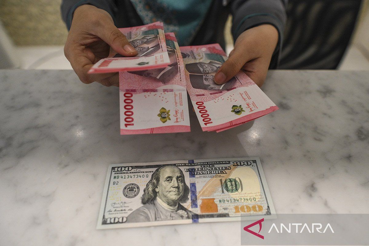 Rupiah melemah seiring ekspektasi suku bunga Fed bertahan lebih tinggi