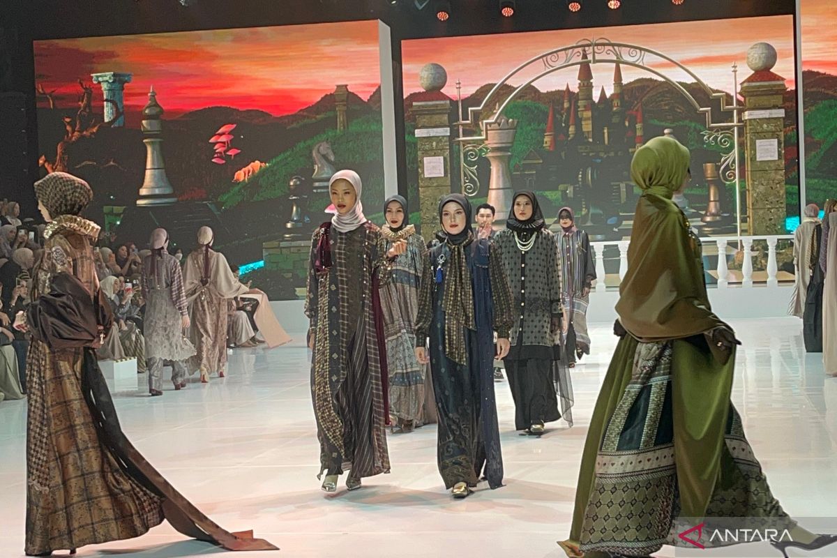 Koleksi busana "Imperial Reverie” jelang Lebaran ala Zaskia Sungkar