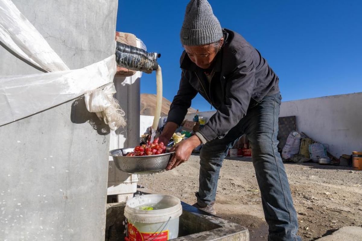 Menengok perayaan festival musim semi di rumah warga di Xizang, China