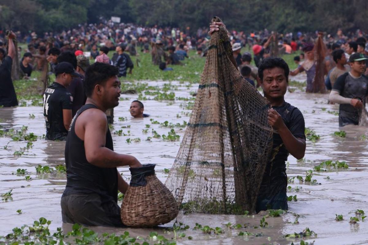 Menengok kemeriahan upacara menangkap ikan "Leung Meak" di Kamboja