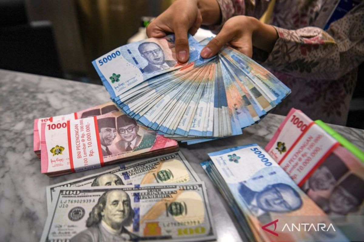 Ekonom prediksi rupiah stabil Rp16.800 per dolar AS pada akhir tahun