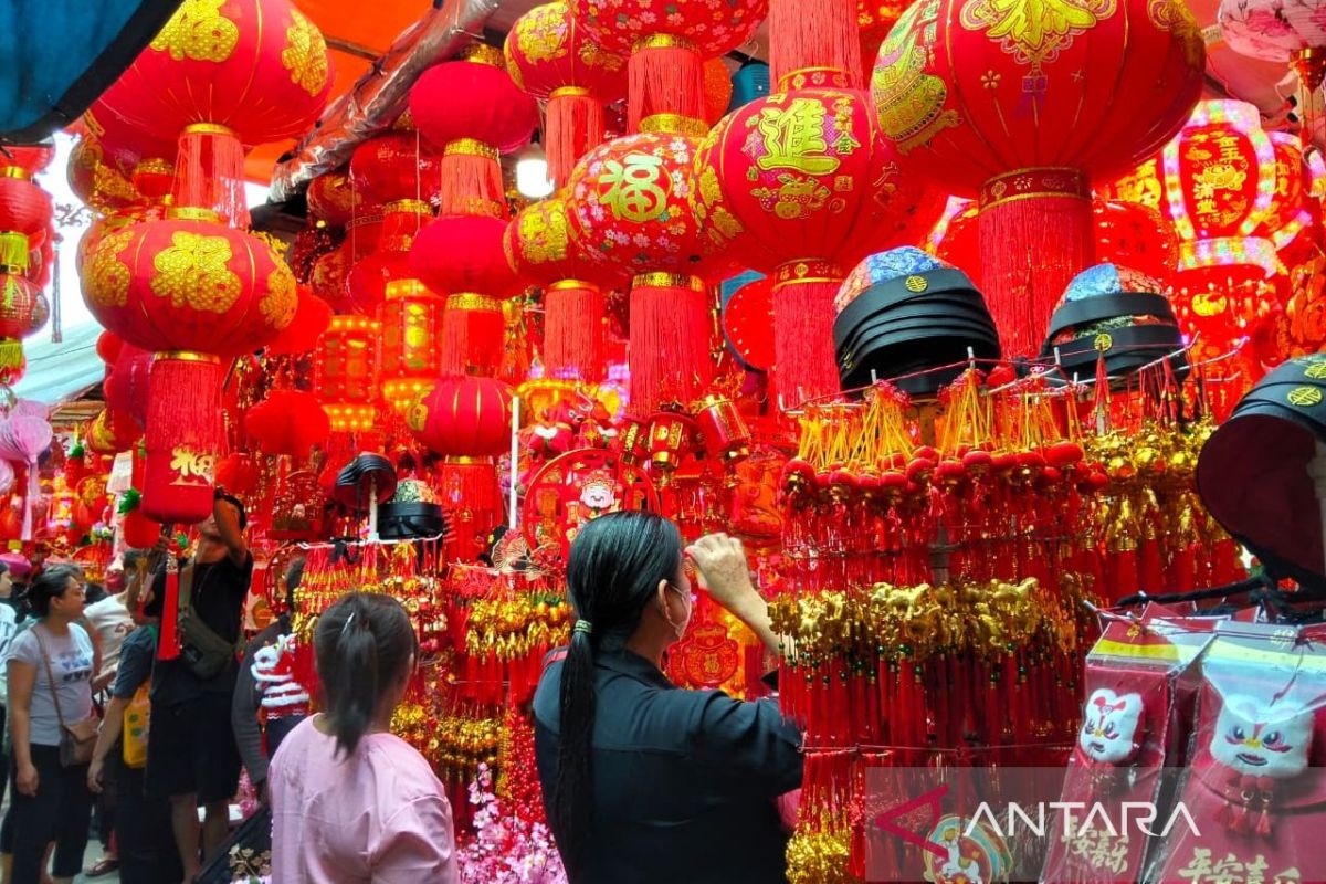 Simak lagi info tentang pernak-pernik Imlek, kuliner halal Glodok