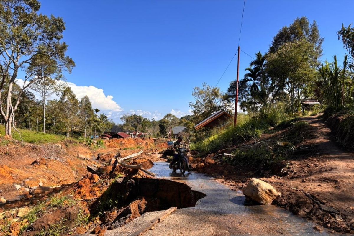 Akses ke Desa Pantan Kemuning belum bisa dilalui roda empat