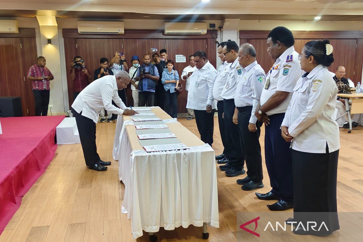 Gubernur Papua Barat serahkan DPA Rp4,45 triliun untuk 48 OPD