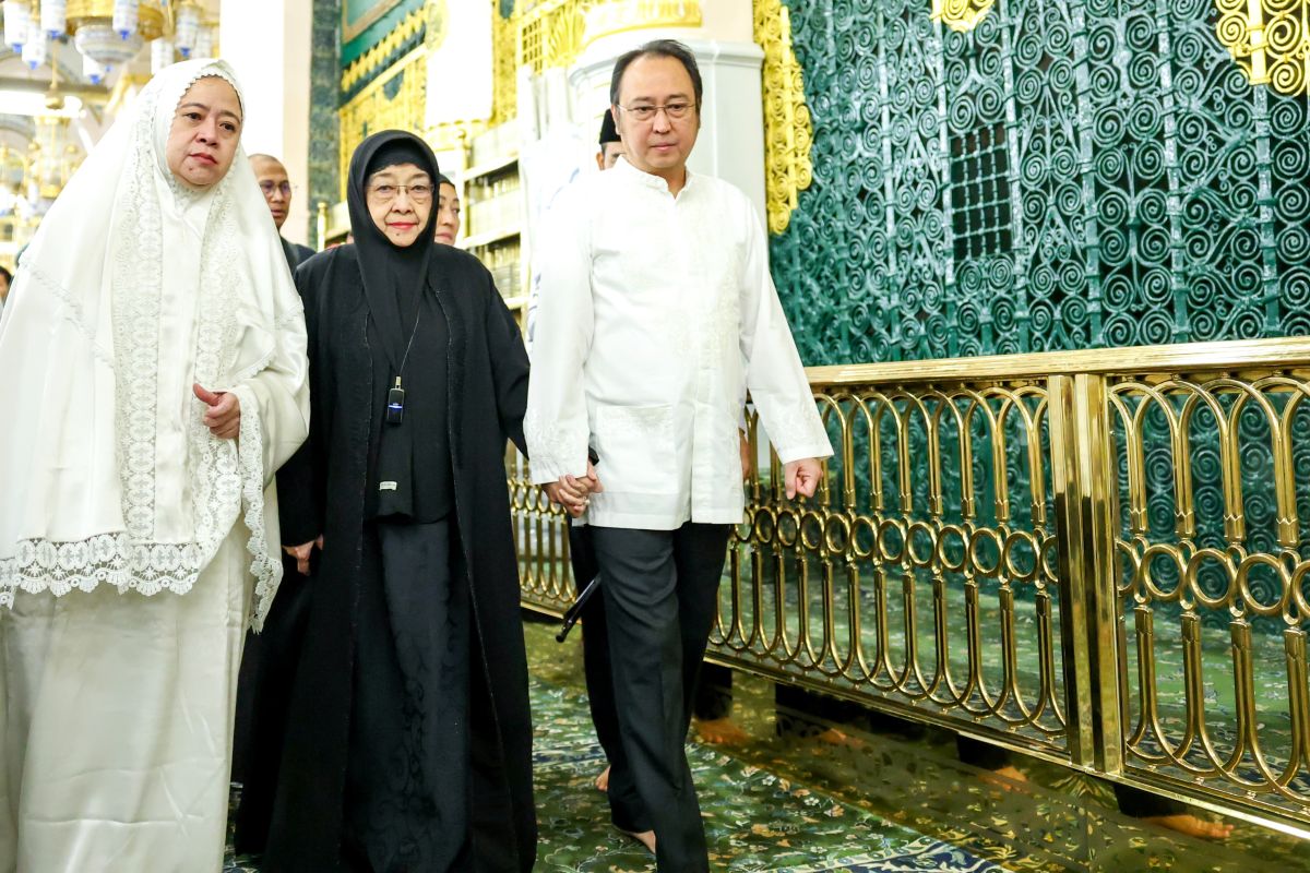 Megawati dan keluarga ziarah ke makam Rasulullah SAW