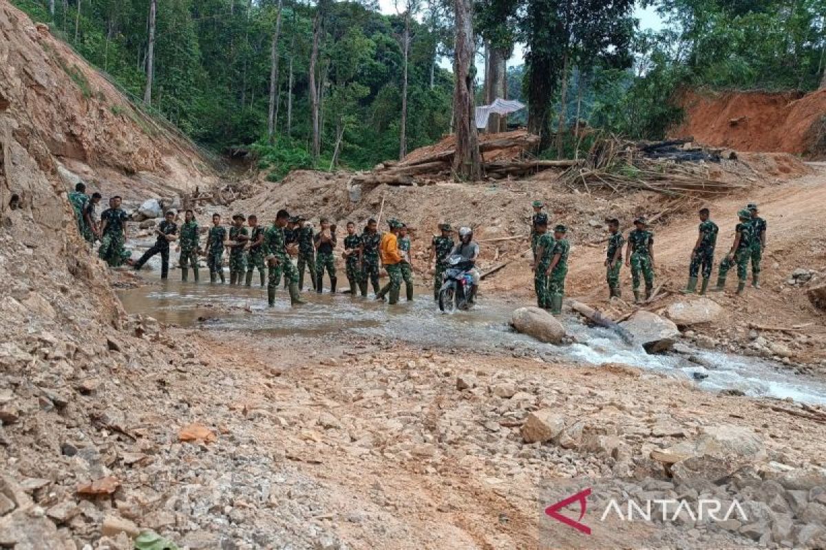 TNI perbaiki jembatan penghubung antardesa di Tapanuli Tengah
