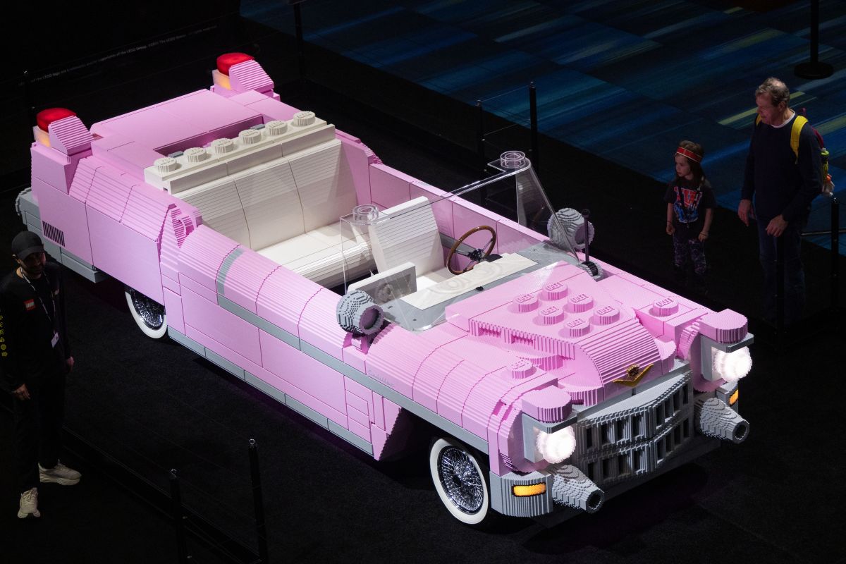 Replika mobil konvertibel Cadillac dari balok LEGO dipajang di Kanada