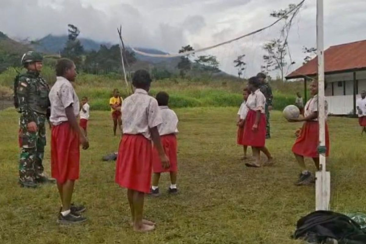 Prajurit Yonif 521/DY tanamkan disiplin ke pelajar SDN Kurima