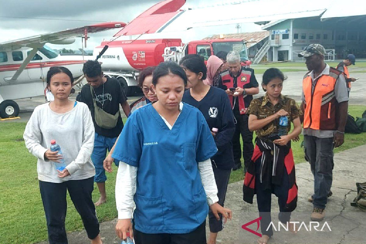 Sembilan guru-perawat di Korowai dievakuasi usai KKB tembak pesawat