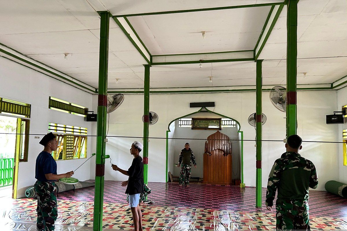 Satgas Yonif 511/DY gotong royong bersihkan Masjid Mamberamo Raya