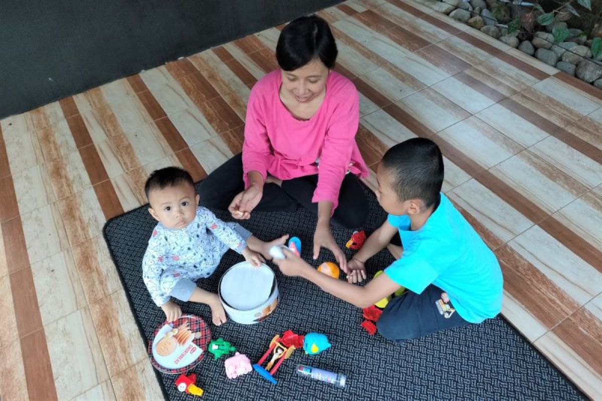 Dinamika si anak tengah dalam keluarga menurut psikolog