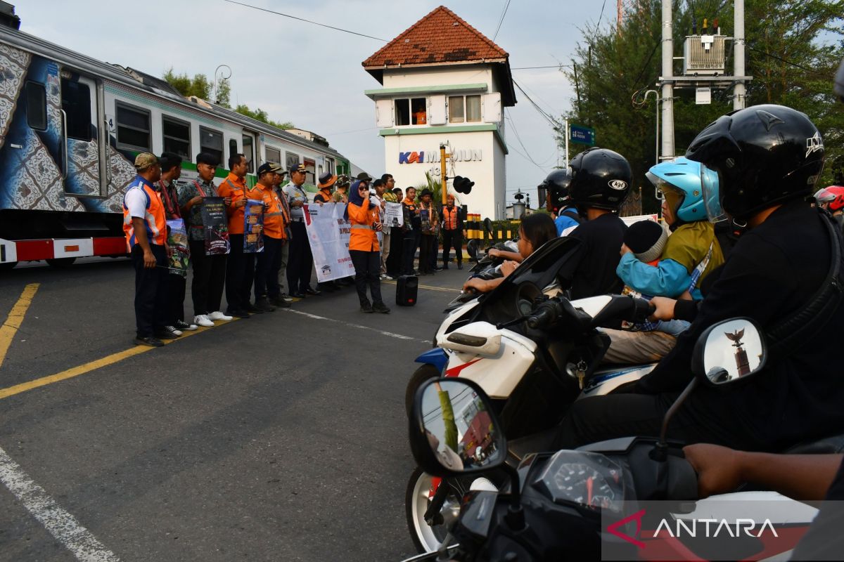Tiga pelajar tewas tertemper KA Argo Merbabu di Batang