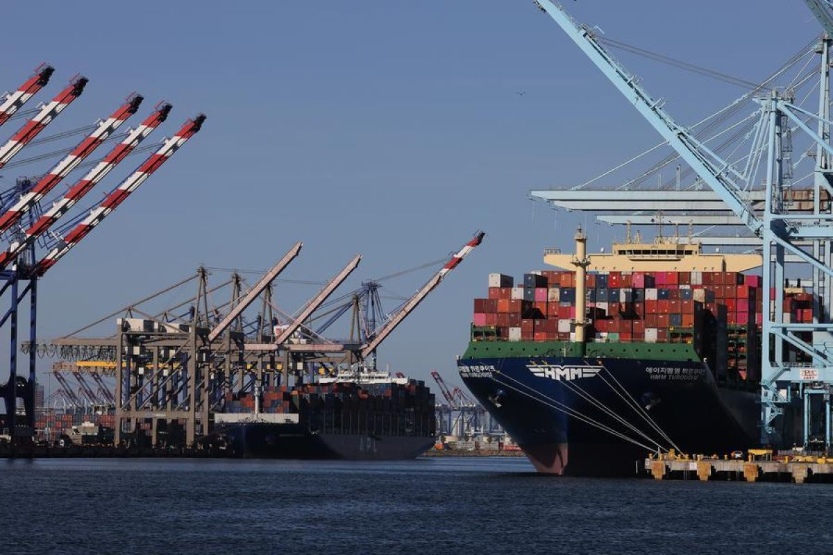 Defisit perdagangan barang AS capai rekor tertinggi pada 2025