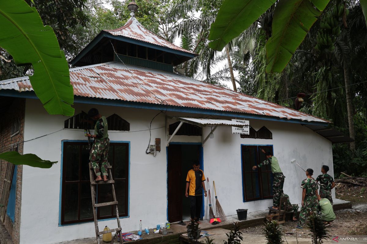 TNI bantu pengecatan rumah ibadah di lokasi terdampak bencana Agam