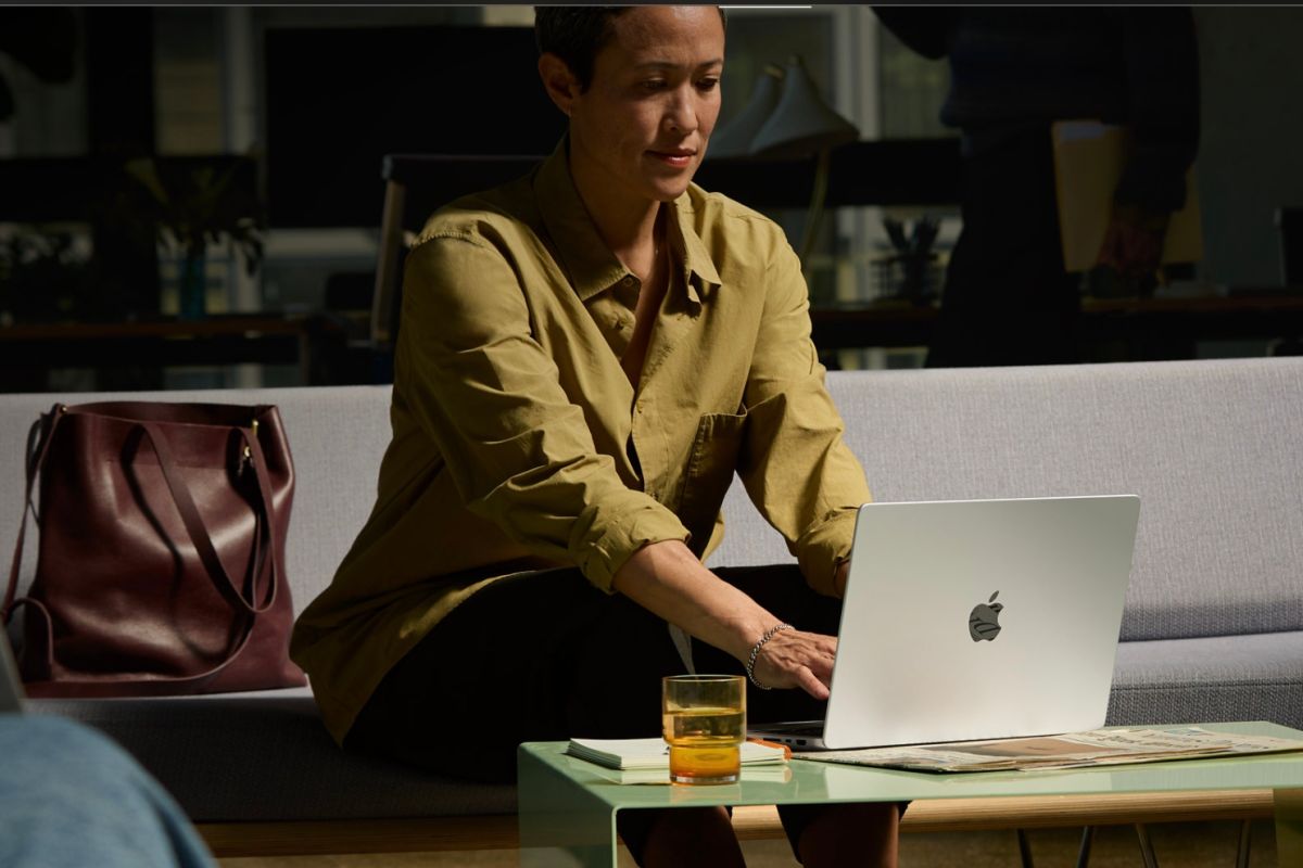 MacBook rencananya akan dilengkapi teknologi layar "anti spy" Samsung