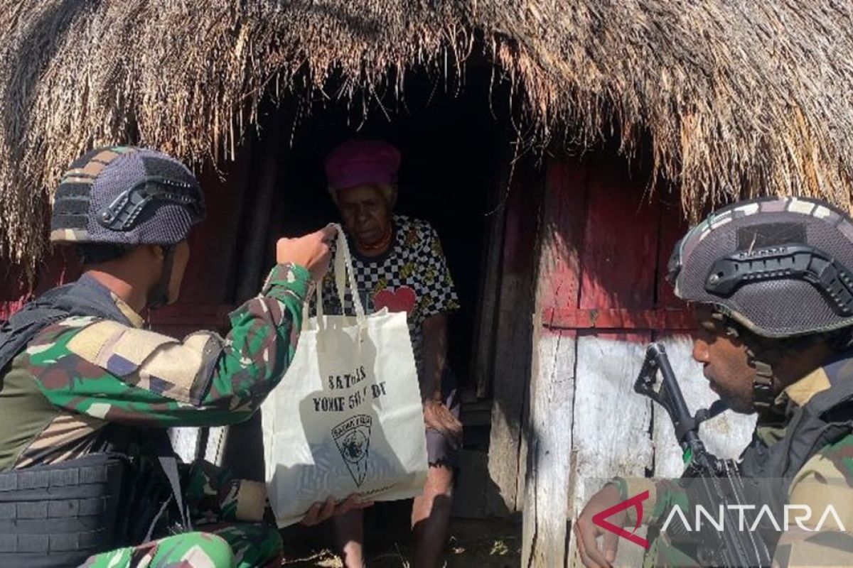 Satgas Yonif 511/DY bagikan pakaian kepada masyarakat Lowanom