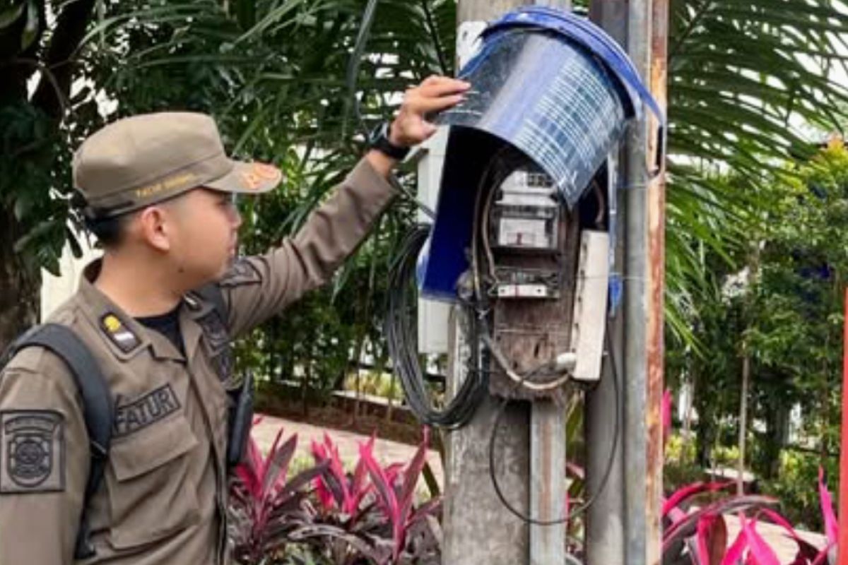 Satpol PP Karawang temukan meteran listrik PLN di bangunan liar