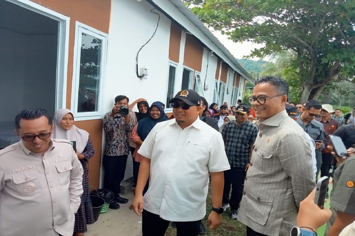 Dony Oskaria sambangi penghuni huntara di Malalo Tanah Datar