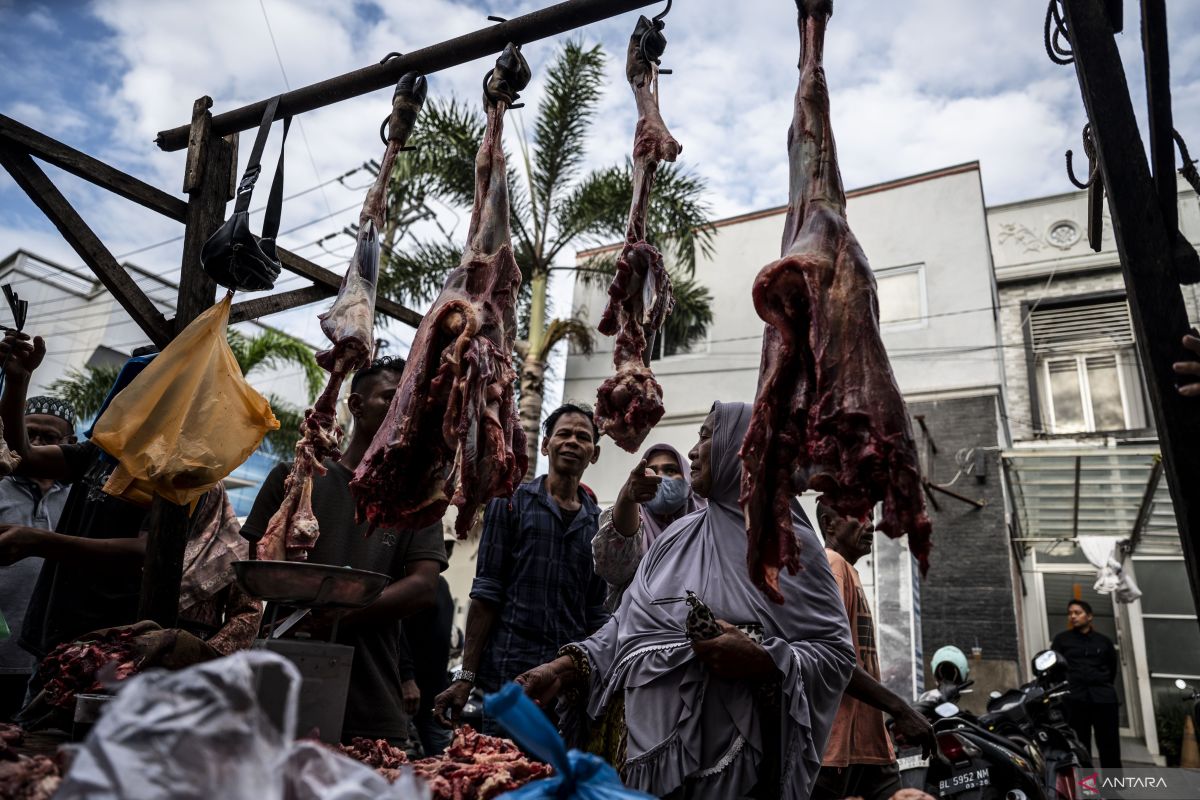 Warga antusias berburu daging "meugang" di pasar Lhokseumawe, Aceh