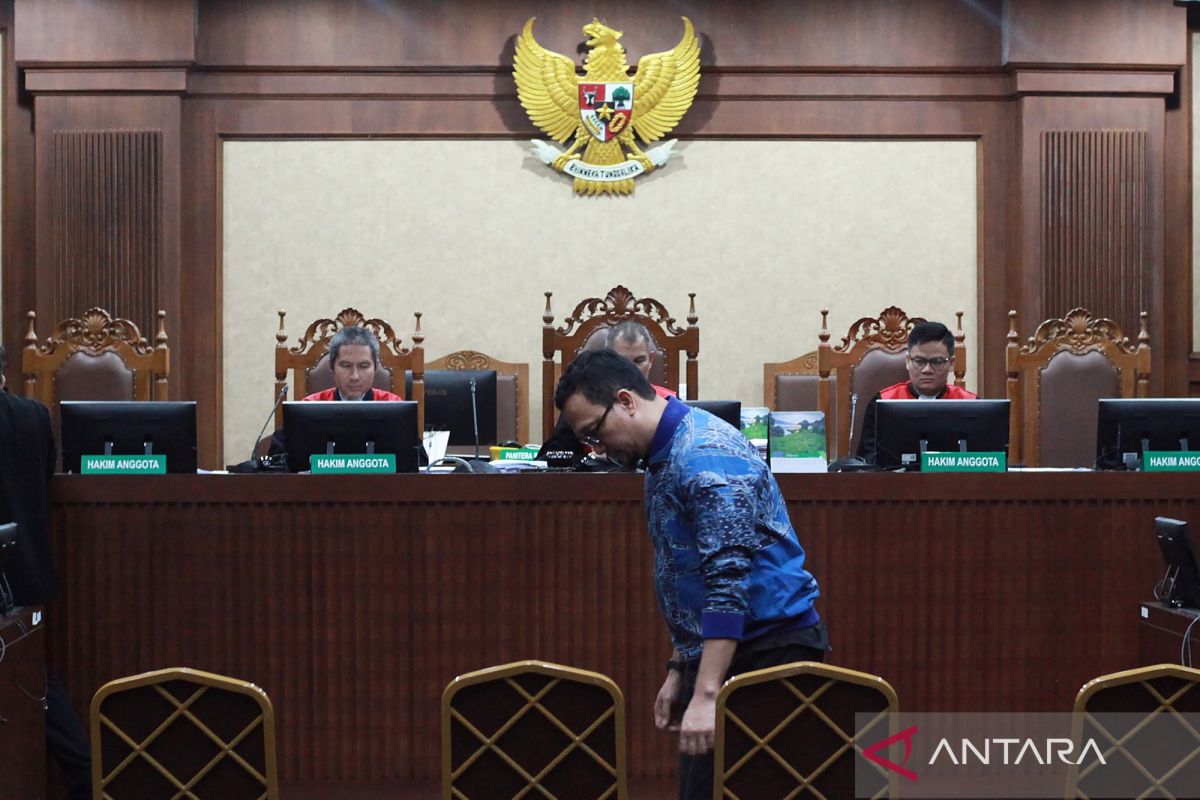 Tiga terdakwa perintangan kasus korupsi dituntut 8–10 tahun penjara