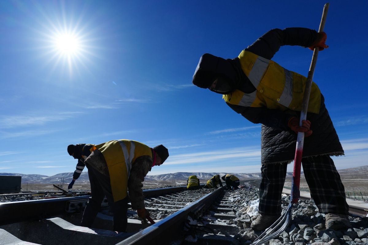 Mekanik kereta jaga kelancaran mudik Imlek di Pegunungan Kunlun, China