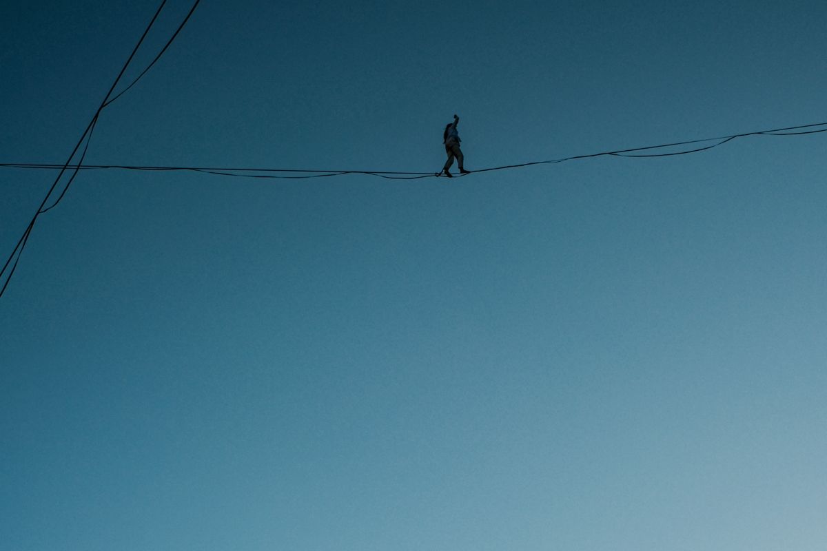 Aksi memukau pemain akrobat dalam pertunjukan di AlUla, Arab Saudi