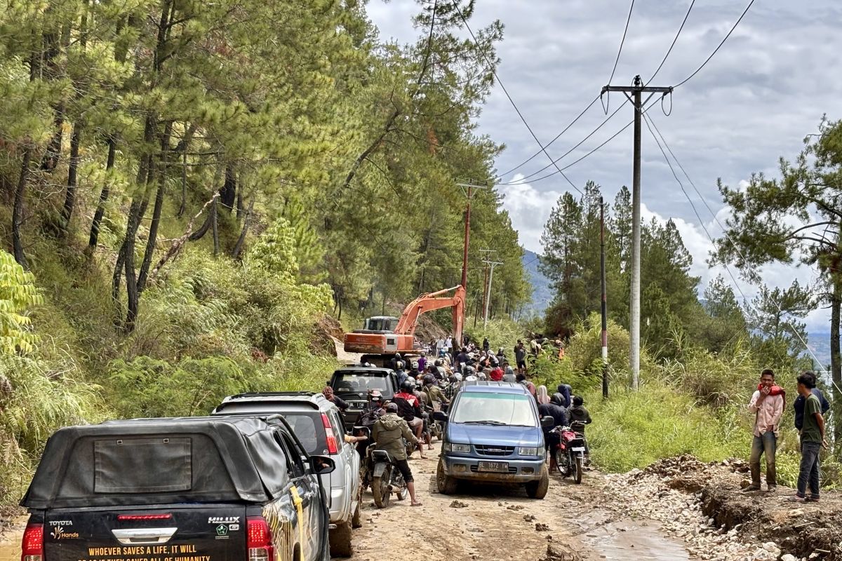Tertimbun longsor, jalan poros di Aceh Tengah dalam tahap pembersihan