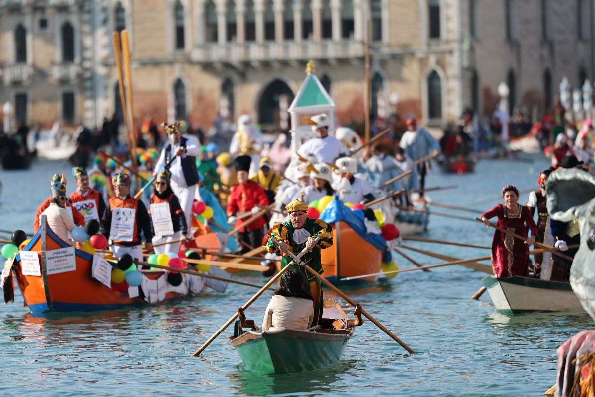 Menengok kemeriahan parade Air Venice Carnival edisi 2026 di Italia