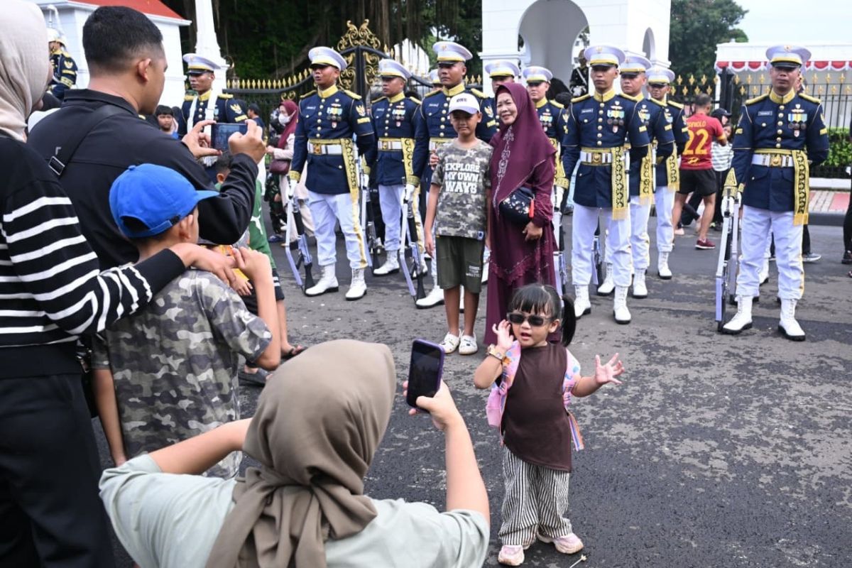Momen warga antusias lihat serah terima pengawalan Istana Merdeka