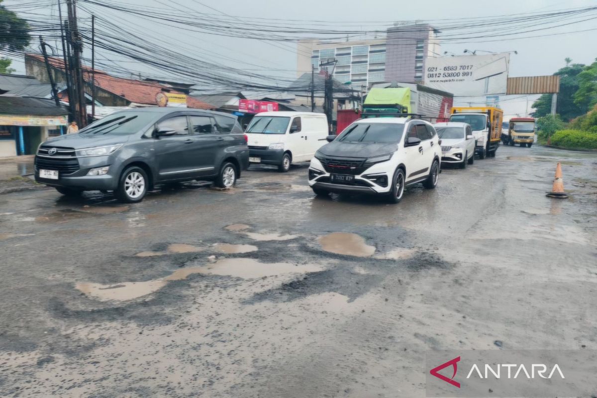 Warga Bekasi desak Pemprov Jabar segera perbaiki Jl. KH Ma'mun Nawawi