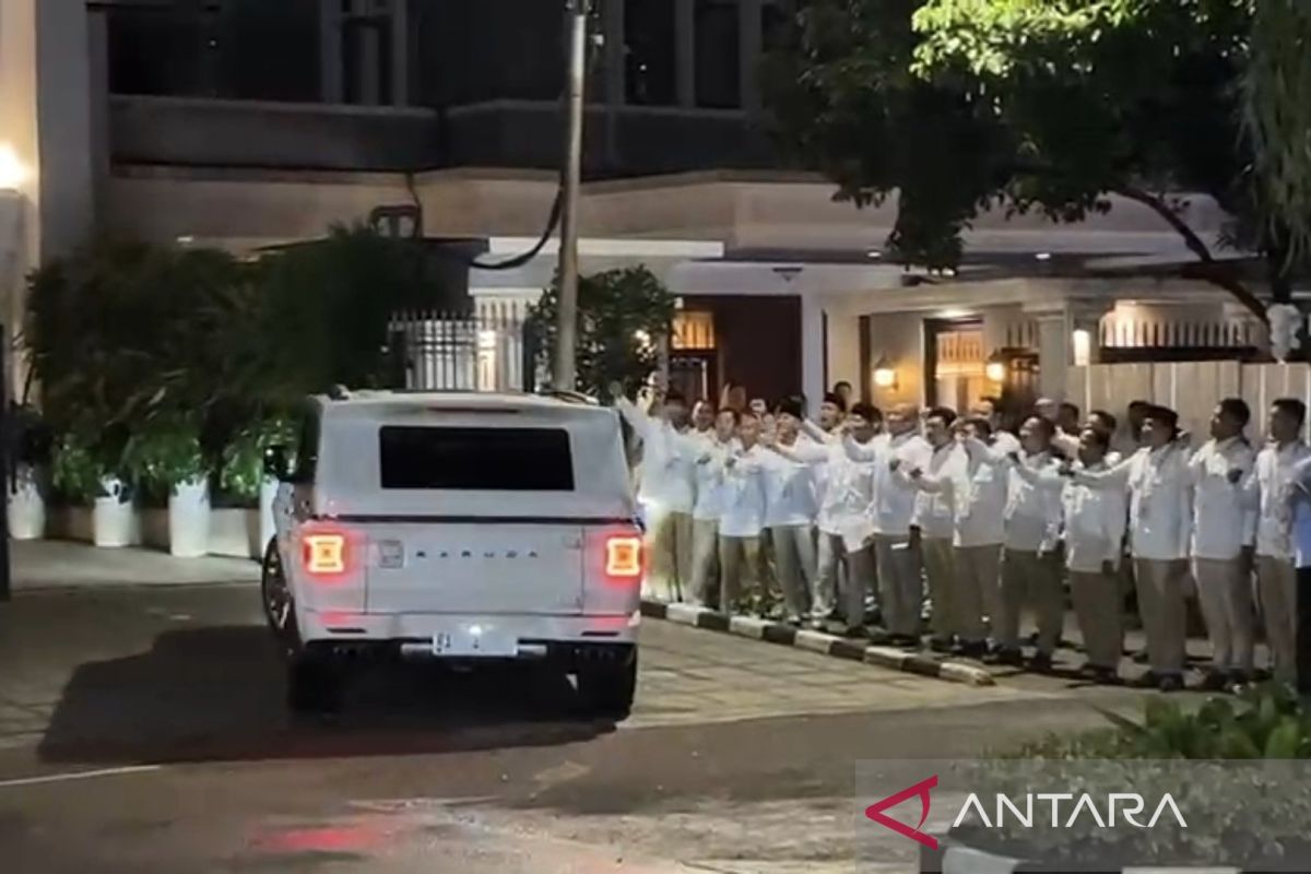 Prabowo disambut yel-yel saat tiba di kediaman untuk HUT Gerindra