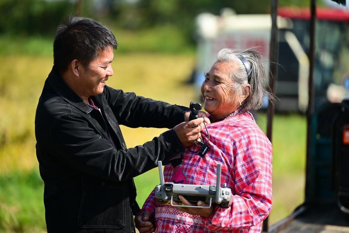 Menjadi kreator konten, cara baru lansia di China nikmati masa pensiun