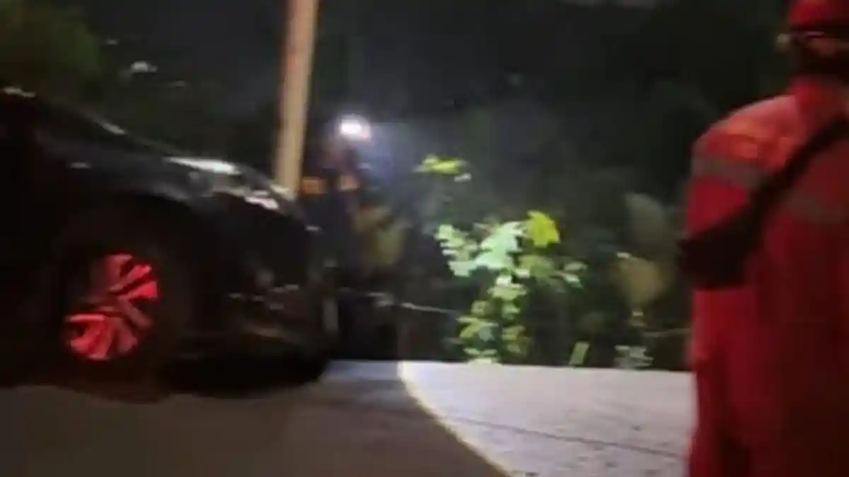 Ketiduran saat Mengemudi, Mobil Toyota Sienta Terperosok di Jalan Bomang Bogor