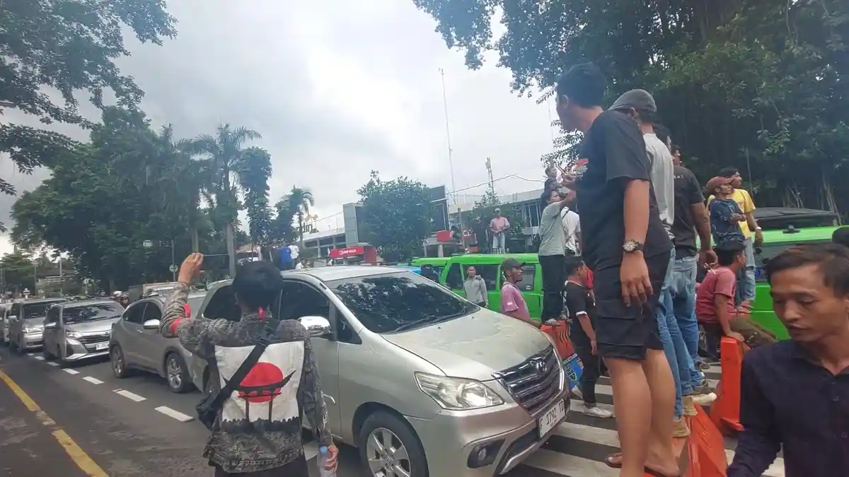 Detik-detik Sopir Angkot Pendemo Tutup Jalan di Kota Bogor, Pengendara Dimaki hingga Dikeplak