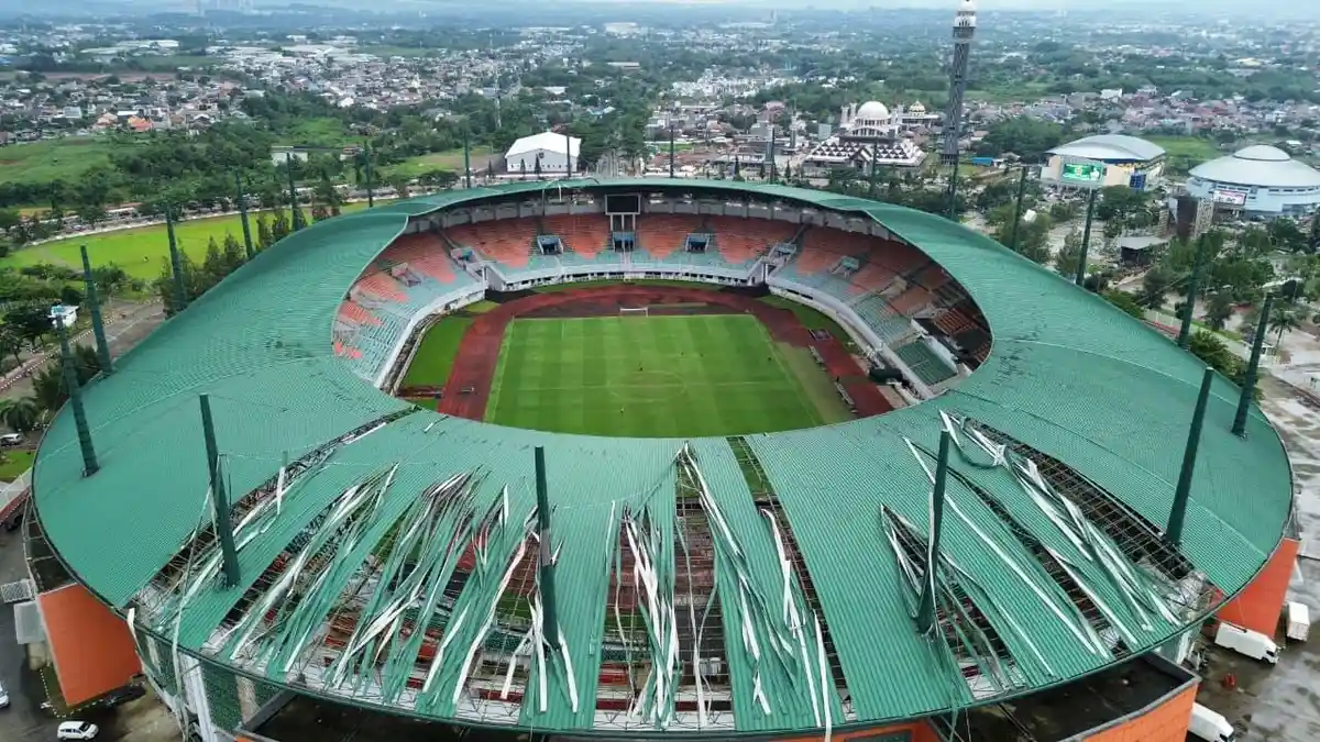 Usai Porak Poranda Diterjang Hujan Badai, Bupati Bogor Percepat Perbaikan Stadion Pakansari