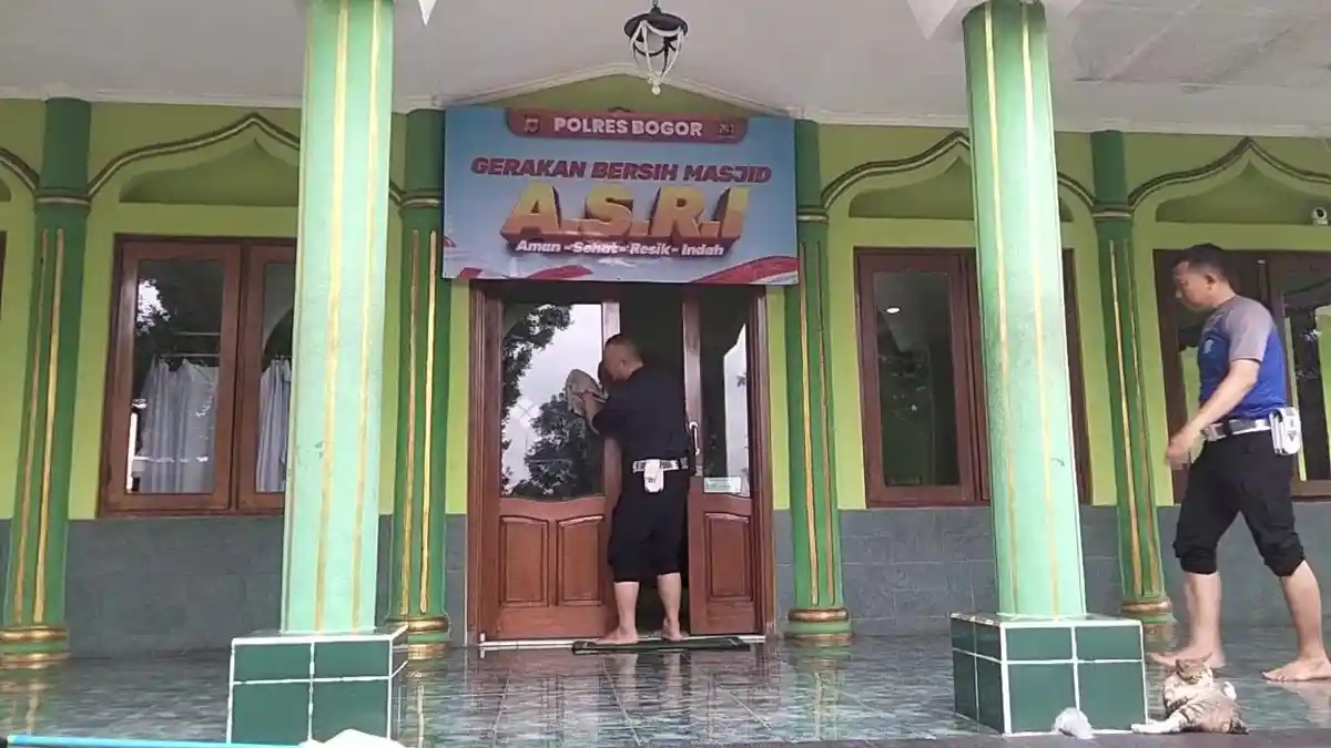 Memasuki Bulan Suci Ramadan 2026, Polres Bogor Bersihkan Sejumlah Masjid hingga Pasangi CCTV