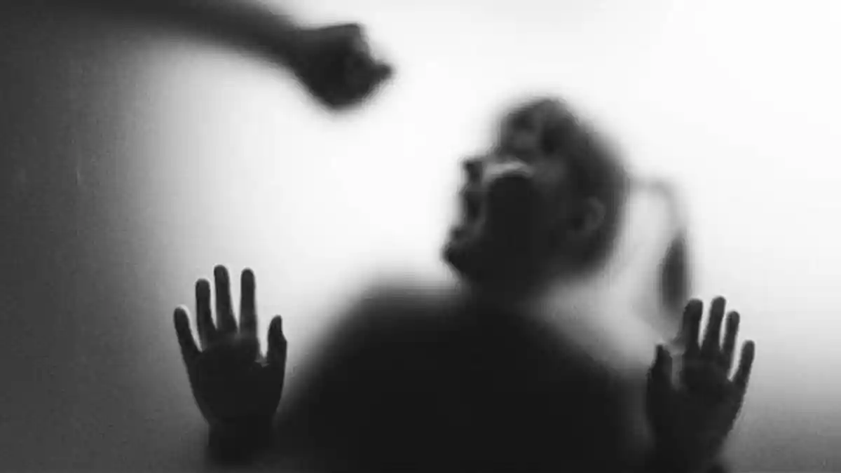 Pergoki Suami Berduaan dengan Wanita Lain di Kafe, Wanita Ini Malah Dianiaya hingga Pingsan