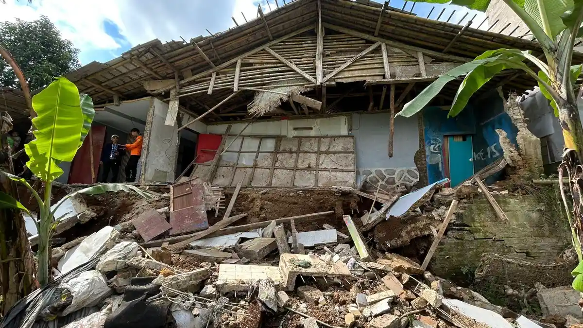 Kondisi Penghuni Rumah yang Alami Longsor di Megamendung Bogor, Kini Terpaksa Mengungsi