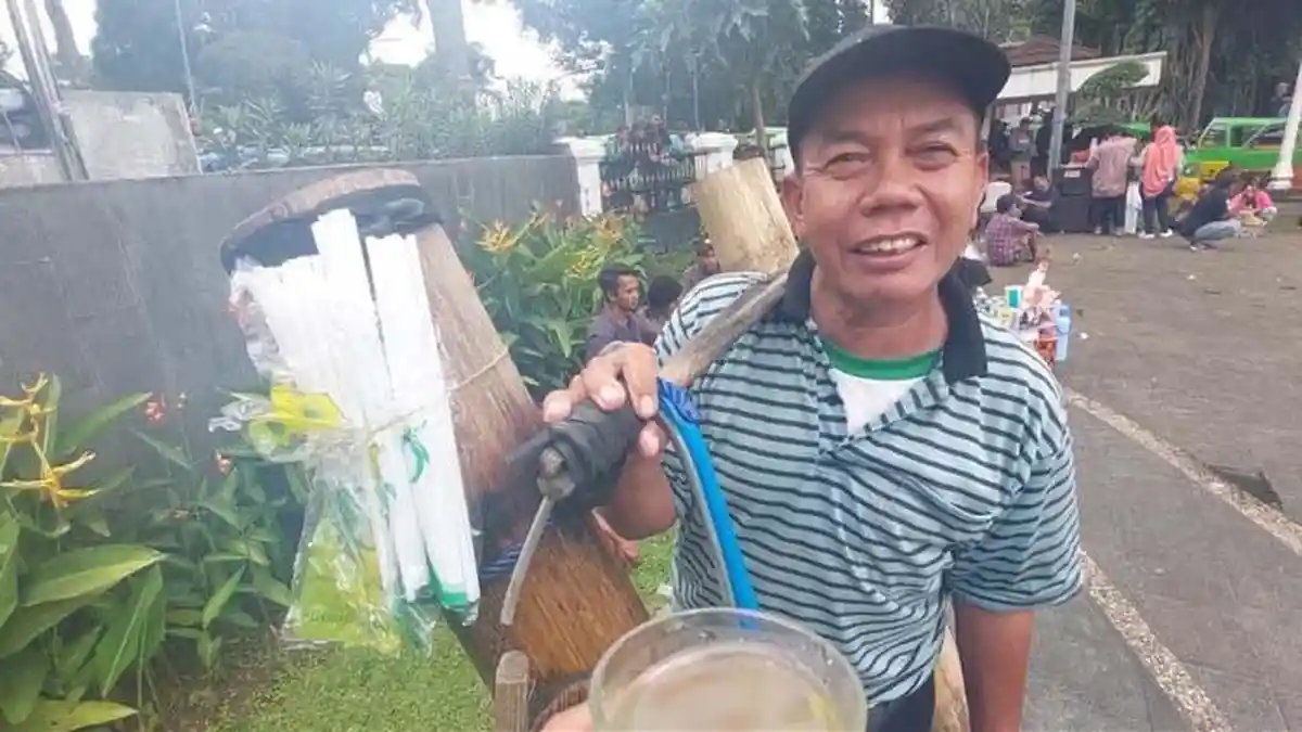 Cerita Halimi 25 Tahun Jualan Minuman Legendaris Lahang di Bogor, Keunikannya Pikat Wisatawan