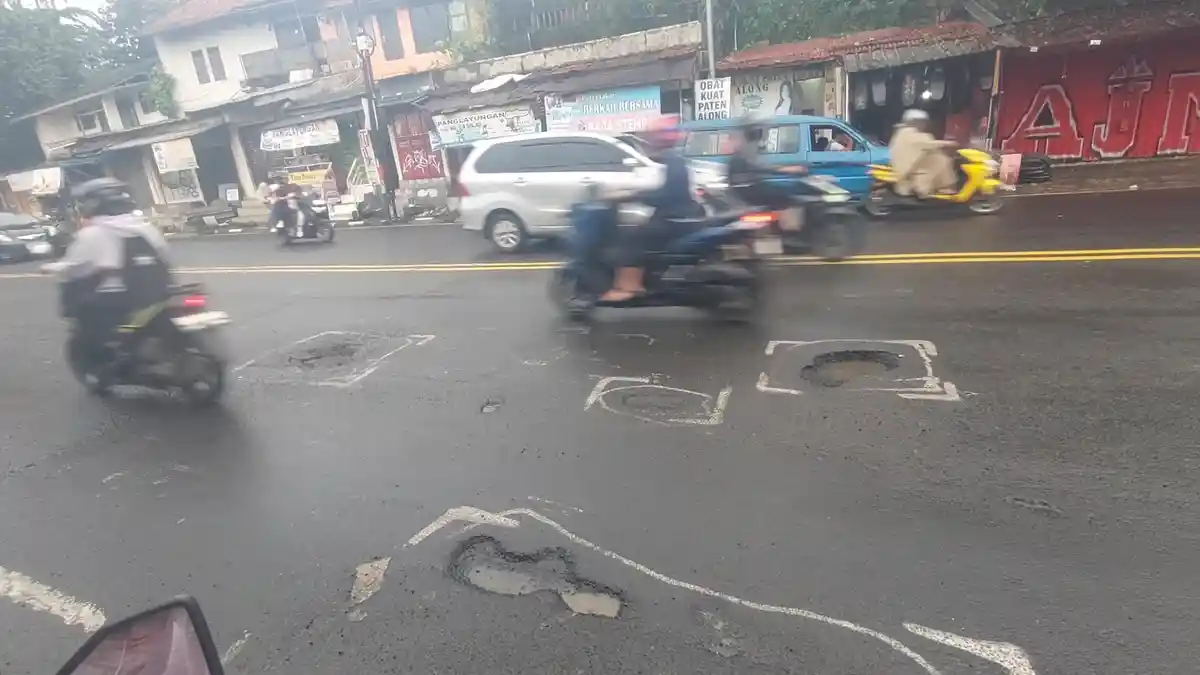 Hati-hati iPhone Anda Jatuh Saat Naik Motor Lewati Jalan Berlubang di Kota Bogor, Sudah Ada Korban