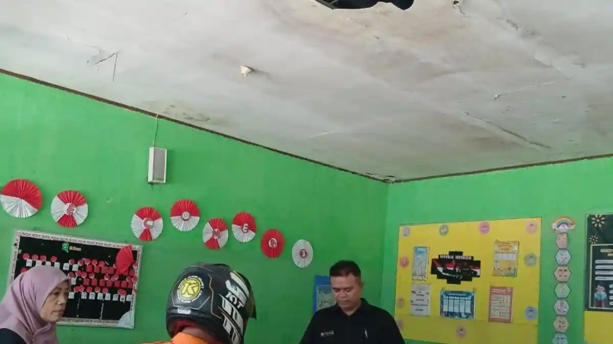 Atap Plafon Sekolah Dasar di Cilebut Bogor Tiba-tiba Jebol, Siswa Tertimpa hingga Alami Trauma