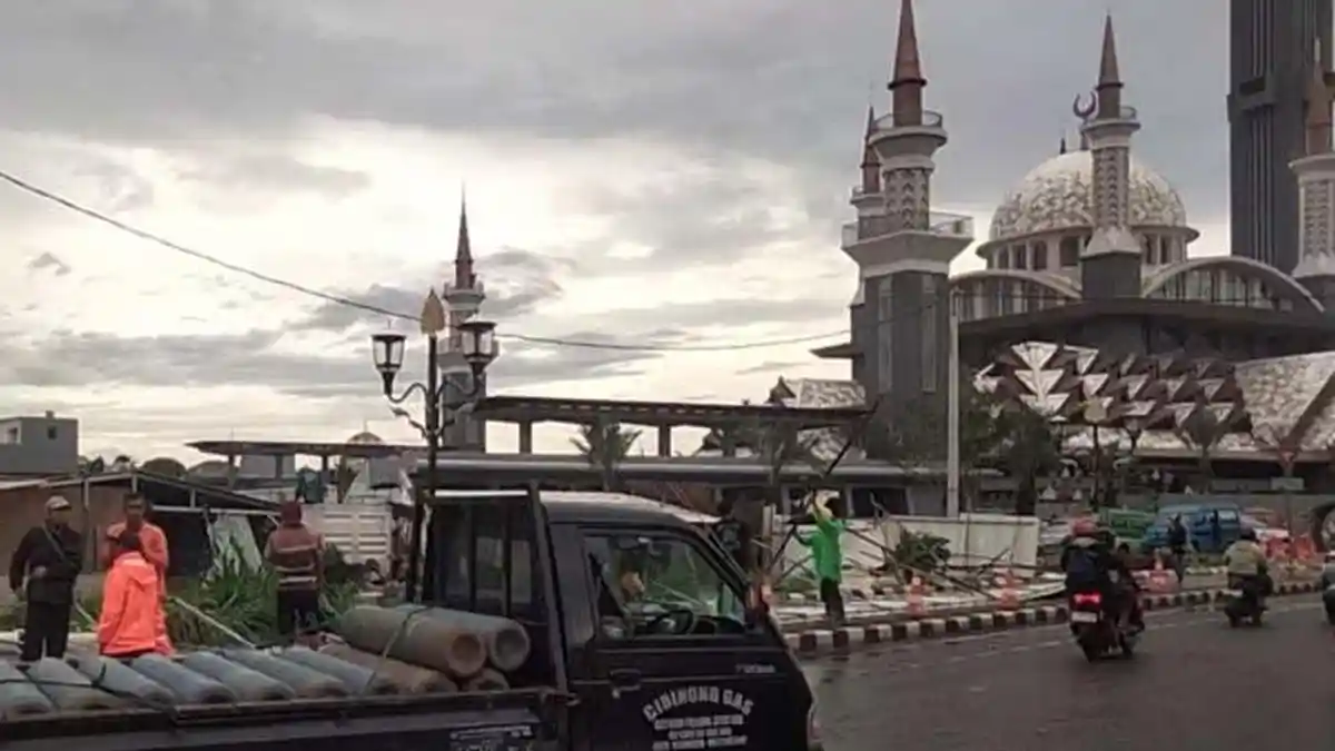 Kawasan Pakansari Bogor Porak-poranda Diterjang Badai, Masjid Raya Nurul Wathon Tak Alami Kerusakan