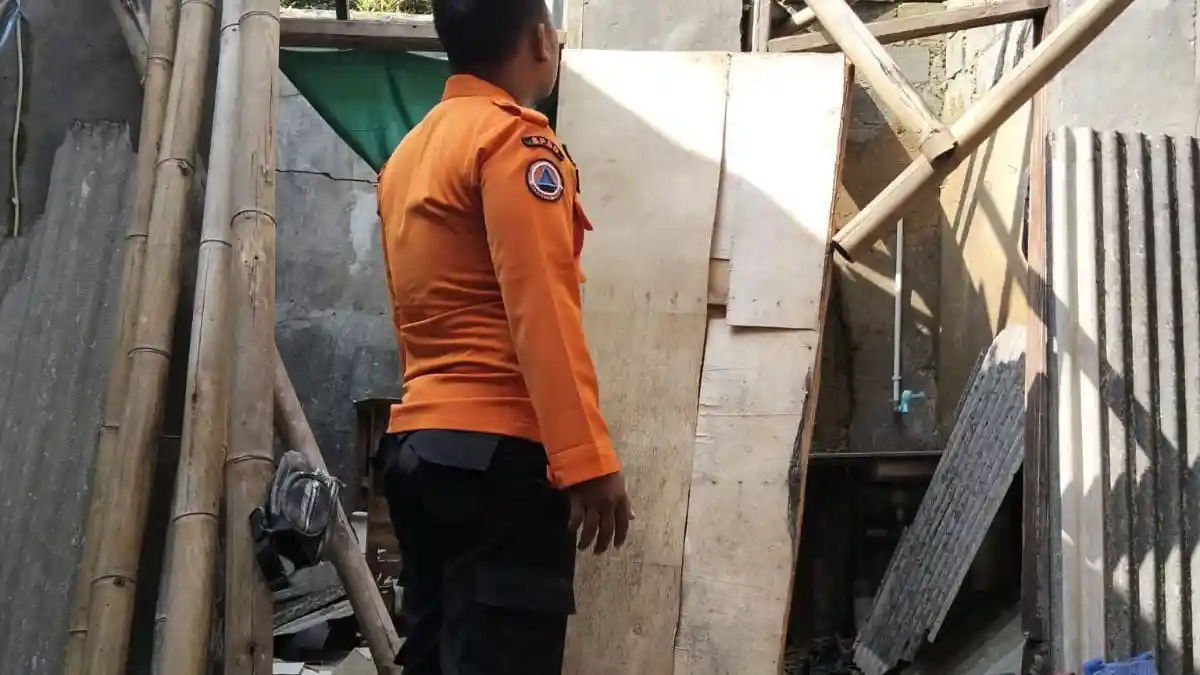 Atap Rumah Warga Caringin Bogor Rontok Gegara Angin Kencang, 8 Orang Mengungsi