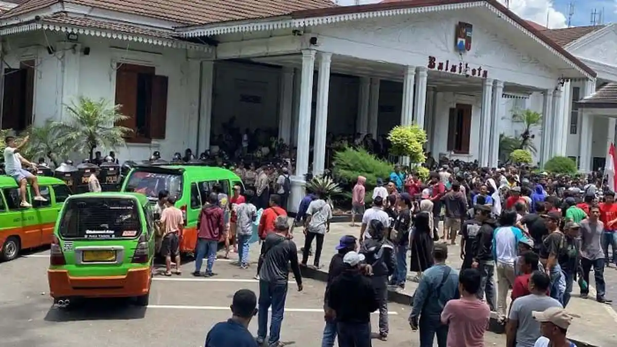 Hari Ini Sopir Angkot Demo di Balai Kota Bogor, Pemkot Siapkan Truk Polisi untuk Angkut Penumpang